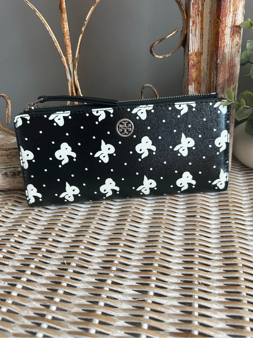 Tory Burch Robinson Printed Zip Slim Wallet Black Tossed Bow Rare old money - Picture 1 of 9